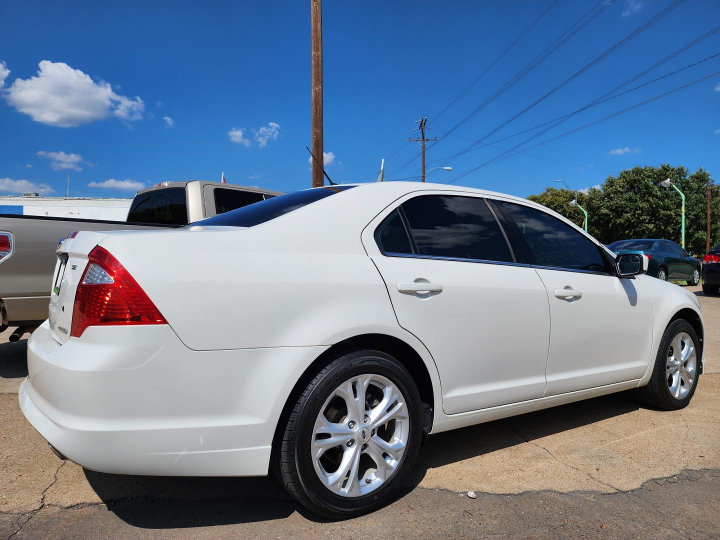 2012 WHITE Ford Fusion se (3FAHP0HG8CR) , AUTO transmission, located at 2660 S.Garland Avenue, Garland, TX, 75041, (469) 298-3118, 32.885551, -96.655602 - Welcome to DallasAutos4Less, one of the Premier BUY HERE PAY HERE Dealers in the North Dallas Area. We specialize in financing to people with NO CREDIT or BAD CREDIT. We need proof of income, proof of residence, and a ID. Come buy your new car from us today!! This is a Super Clean 2012 FORD FUSIO - Photo#3